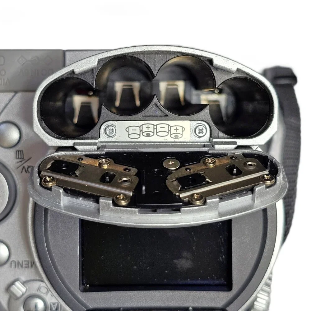 Konica Minolta DiMage 5 3.3 Mega Pixels 7x Optical Zoom Digital Camera POWERS ON